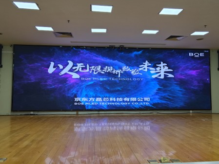 丁字橋***公司BTQ020安裝完畢，尺寸7.68x2.4m，像素點(diǎn)3840x1200