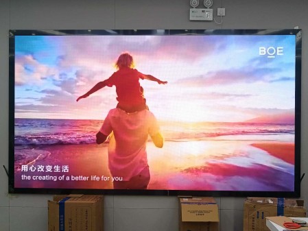 荊門(mén)華銘廣場(chǎng)p1.53指導(dǎo)安裝完畢   尺寸：3.2m*1.76m；分辨率：2080*1144