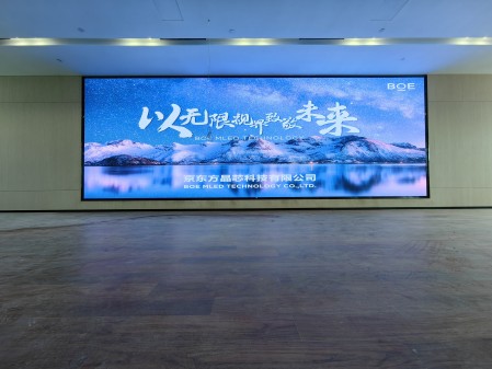 荊州某產(chǎn)業(yè)園p2.5全彩安裝調(diào)試完畢    尺寸：9.6×3.36； 像素點(diǎn)：3840×1344